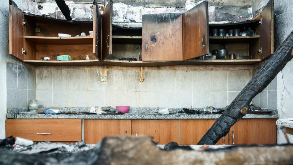 Brandschade schoonmaken. Wie betaalt de kosten?