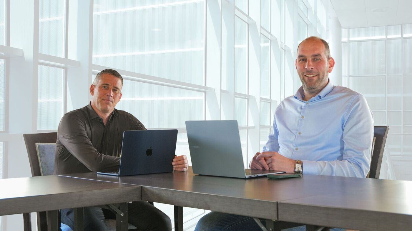 Twee experts van Schade Experts aan het werk op kantoor