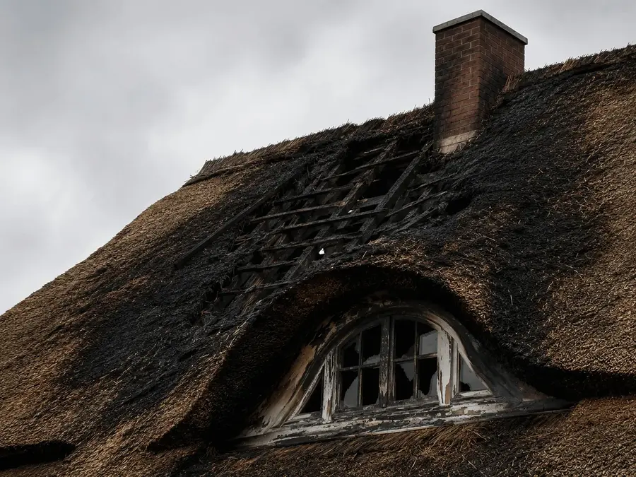 Schade aan een dak door brand in Breda