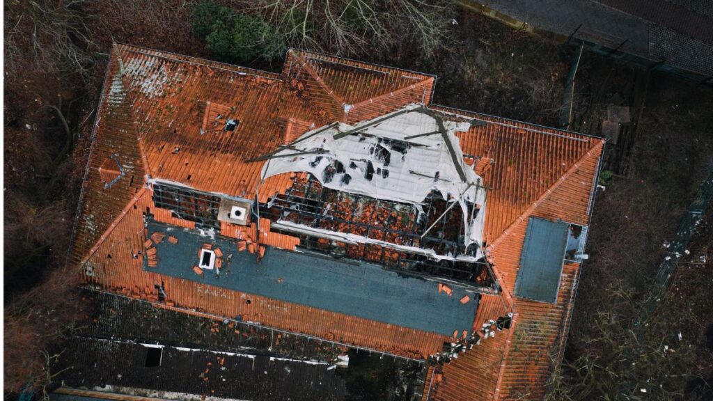 Beschadigingen aan woning door stormschade.